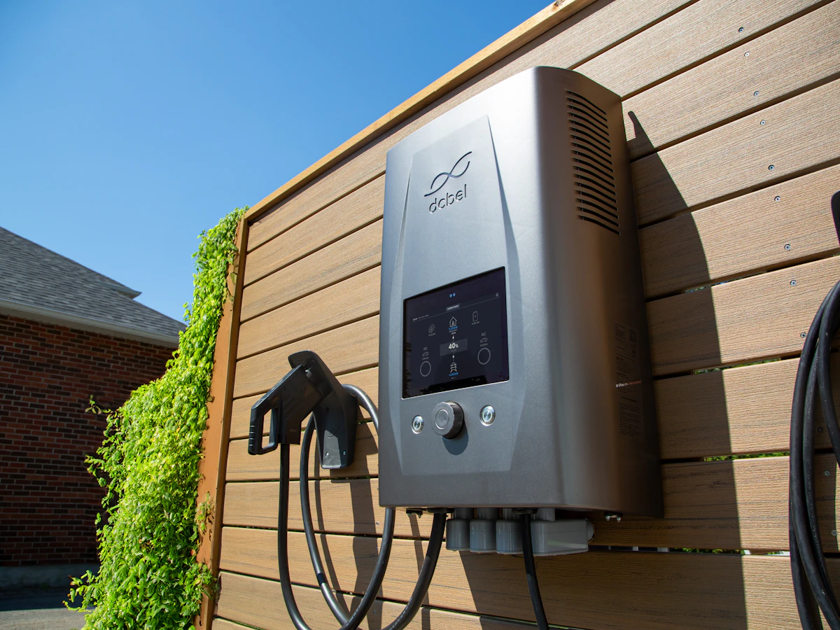 Laddbox monterad på vägg av behörig elektriker